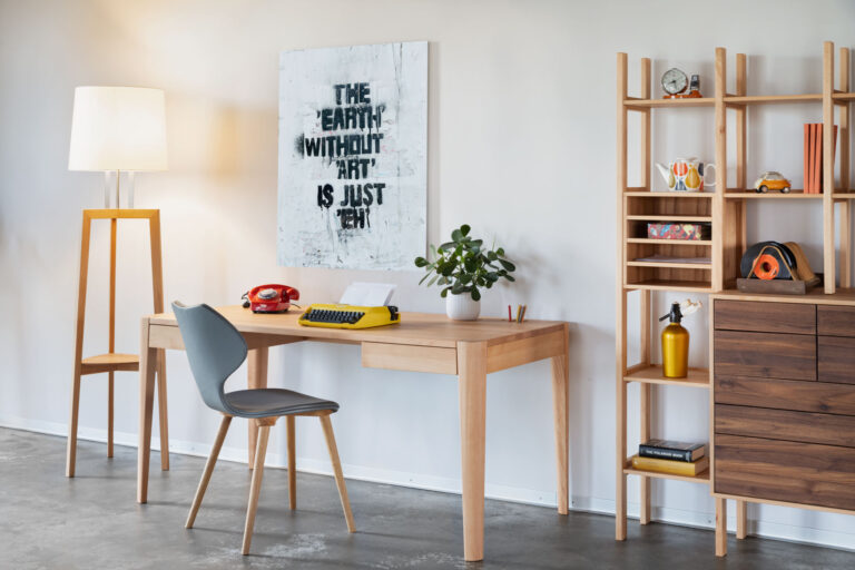 Schreibtisch aus hellem Holz und Regal aus hellem und dunklem Holz