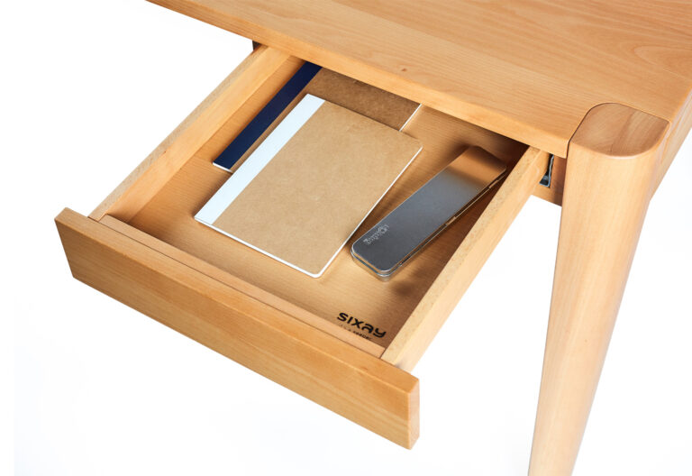 Detailansicht der Schublade eines Holzschreibtisches