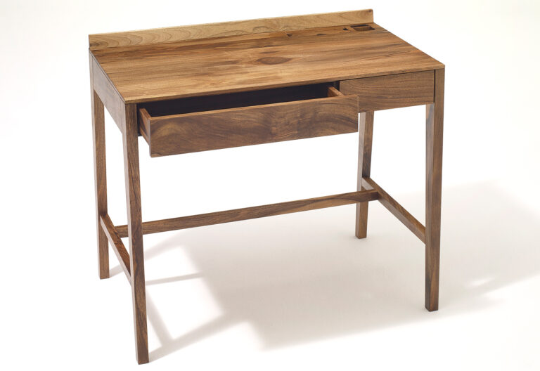 eleganter kleiner Schreibtisch aus dunklem Holz