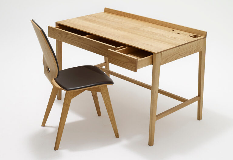 eleganter Schreibtisch aus Holz mit Holzstuhl mit Ledersitz