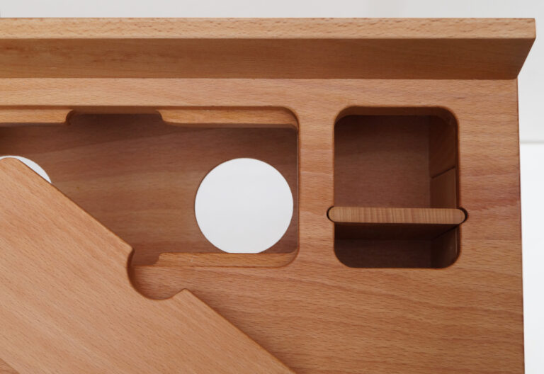 Fächer für Kabel und Stifte an einem Holzschreibtisch