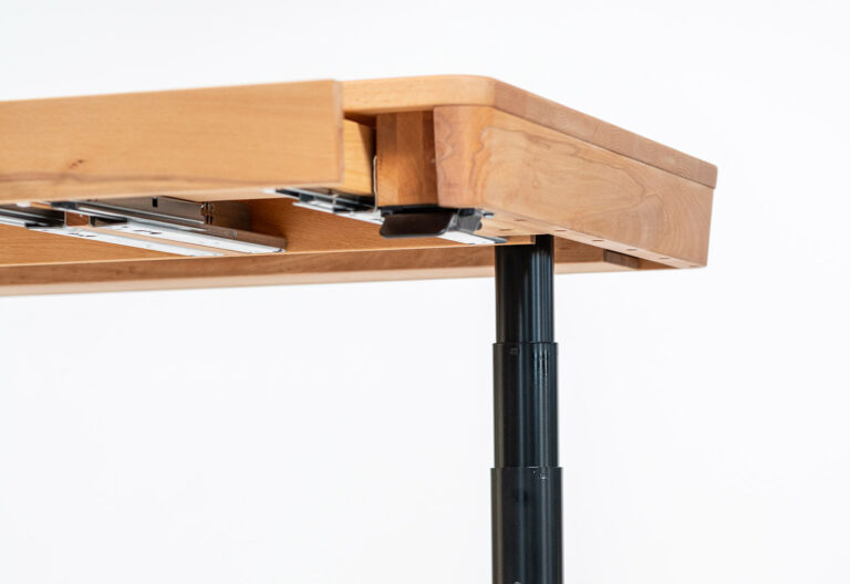 Detail eines höhenverstellbaren Schreibtischs