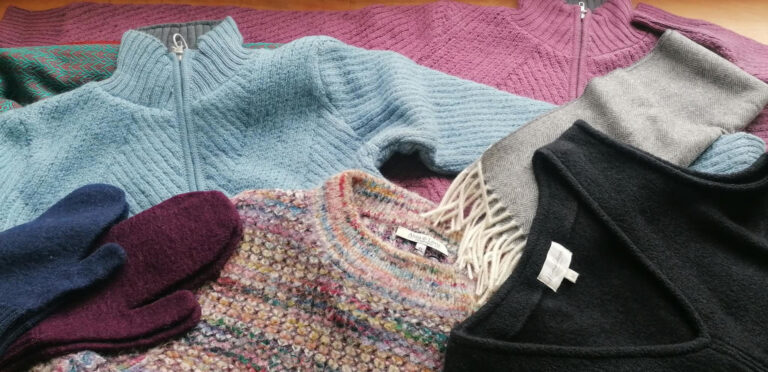 Pullis, Jacken und Handschuhe aus Wolle in verschiedenen Farben