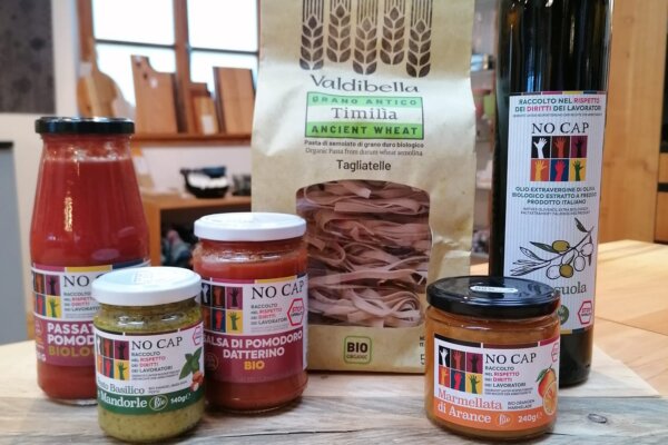 Olivenöl, Nudeln, Tomatensauce und Pesto aus Italien